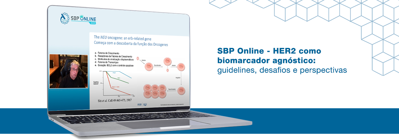 Banner com fundo branco e uma faixa azul embaixo. Sobre a faixa azul tem um notebook aberto com uma apresentação da SBP Online e ao lado está escrito 'Assista às aulas exclusivas para associados. SBP Online - HER2 como biomarcador agnóstico: guidelines, desafios e perspectivas. SBP Online Podcast - Highlights do USCAP 2025'.